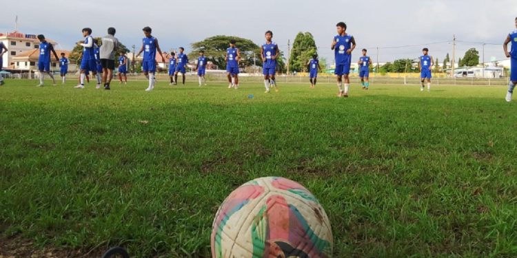 Para pemain Perslutim Luwu Timur melakukan pemanasan sebelum laga uji coba melawan Perspin Pinrang di Lapangan Perseso Sorowako, Sabtu (12/07/2025) sore. (Foto: jaeja.id)