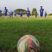 Para pemain Perslutim Luwu Timur melakukan pemanasan sebelum laga uji coba melawan Perspin Pinrang di Lapangan Perseso Sorowako, Sabtu (12/07/2025) sore. (Foto: jaeja.id)