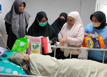 Wakil Bupati Luwu Timur, Puspawati Husler menjenguk sekaligus memberikan bantuan kepada lansia sebatang kara yang dirawat di RSUD I Lagaligo Wotu, Jumat 27 Juni 2025. (Foto: kominfo-sp lutim)