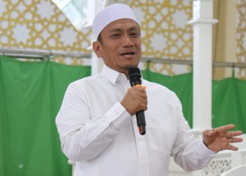 Bupati Luwu Timur, Irwan Bachri Syam menerbitkan surat edaran yang meminta pegawai menghentikan aktivitas 20 menit sebelum masuk Waktu shalat. (Foto: dok.kominfo sp lutim)