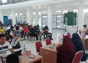 Para pemain Perslutim Luwu Timur menjalani screening di Gedung Pemuda Masamba, Jumat (18/7/2025) sebelum tampil di Pra Porprov ke-18. (Foto: ist)
