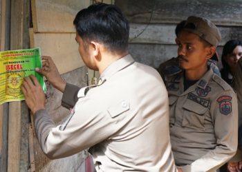 Satpol PP Luwu Timur menyegel THM di Mangkutana karena mengganggu ketertiban. (Foto: Dinas Kominfo SP Lutim)