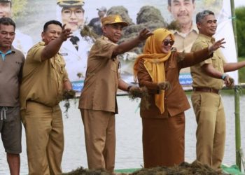 Wakil Bupati Luwu Timur, Puspawati Husler Bersama sejumlah pejabat menebar bibit rumput laut jenis gracilaria di Desa Lakawali Pantai, Kecamatan Malili, Senin 2 Juni 2025. (Foto:Kominfo-SP Lutim)