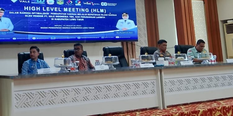 Anggota DPRD Luwu Timur, Firman Udding (kedua dari kiri) menghadiri HLM dalam rangka optimalisasi pendapatan daerah di Kantor Bupati Luwu Timur, Kamis 14 Agustus 2025. (Foto: Jaeja.id)