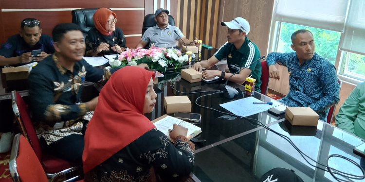 Rapat persiapan tuan rumah play off cabor sepak bola kualifikasi Porprov 2026 Sulsel, di ruang rapat sekda Lutim, Kamis 21 Agustus 2025. (Foto: jaeja.id)