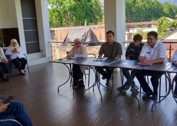 Manajemen SPBU Wotu dan PT Pertamina menggelar konferensi pers terkait isu penyaluran BBM bersubsidi kepada pelangsir, Rabu 13 Agustus 2025. (Foto: Jaeja.id)