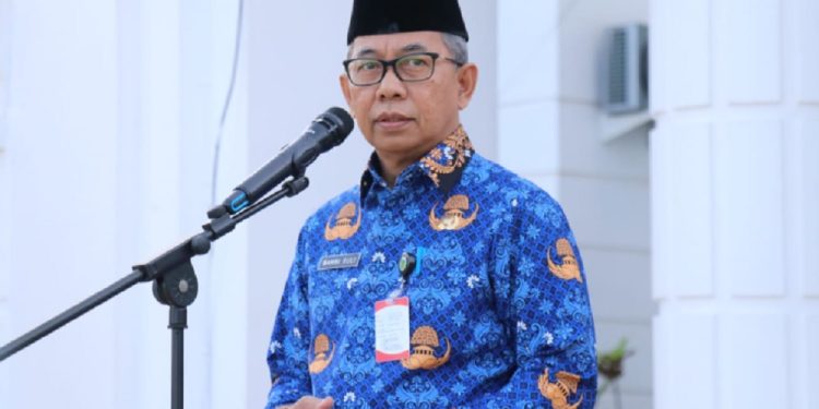 Sekda Luwu Timur, Bahri Suli menyoroti ASN yang mengabaikan aturan seragam, saat upacara Hari Kesadaran Nasional di Halaman Kantor Bupati Lutim, Kamis 17 Juli 2025. (Foto: Warta Lutim)