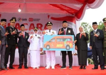 Bank Sulselbar menyerahkan secara simbolis tiga unit ambulans Garda Sehat kepada Pemkab Luwu Timur, Minggu 17 Agustus 2025.