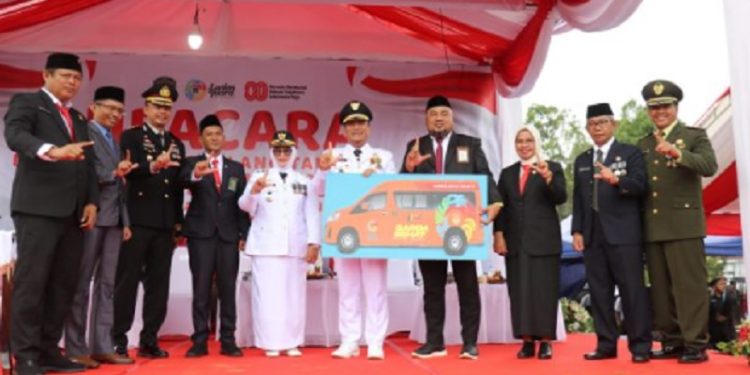 Bank Sulselbar menyerahkan secara simbolis tiga unit ambulans Garda Sehat kepada Pemkab Luwu Timur, Minggu 17 Agustus 2025.