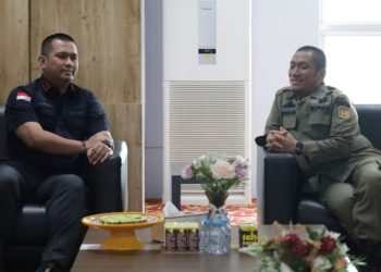 Kepala Kantor Imigrasi Kelas II Non-TPI Palopo, Yogie Kashogi dan Bupati Luwu Timur, Irwan Bachri Syam bahas rencana penyediaan layanan paspor di Lutim, Rabu (23/07/2025). (Foto: Warta Lutim)