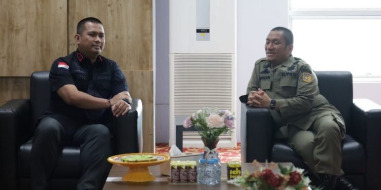Kepala Kantor Imigrasi Kelas II Non-TPI Palopo, Yogie Kashogi dan Bupati Luwu Timur, Irwan Bachri Syam bahas rencana penyediaan layanan paspor di Lutim, Rabu (23/07/2025). (Foto: Warta Lutim)