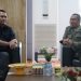 Kepala Kantor Imigrasi Kelas II Non-TPI Palopo, Yogie Kashogi dan Bupati Luwu Timur, Irwan Bachri Syam bahas rencana penyediaan layanan paspor di Lutim, Rabu (23/07/2025). (Foto: Warta Lutim)