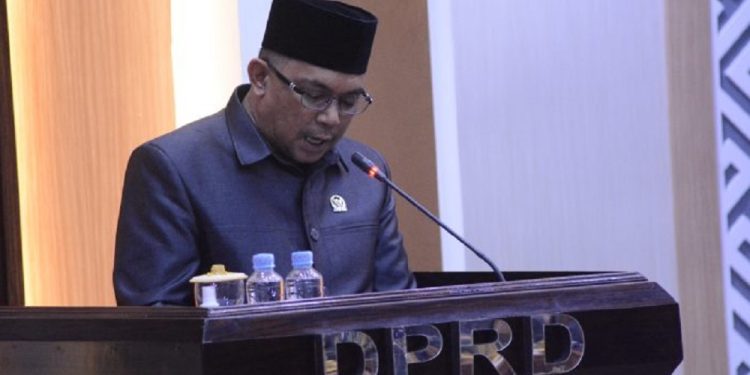 Alamsyah membacakan hasil pembahasan banggar atas pertanggung jawaban APBD 2024 Luwu Timur, dalam rapat paripurna, Selasa 22 Juli 2025.