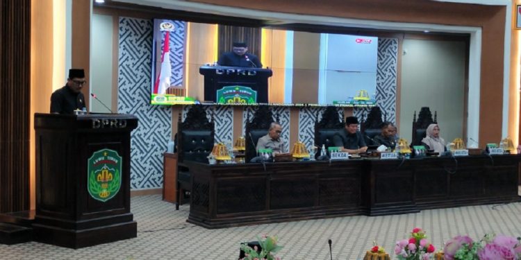 Bangkit Revormansyah membacakan pandangan Fraksi Golkar, dalam rapat paripurna pembahasan Ranperda Pertanggungjawaban Pelaksanaan APBD Tahun Anggaran 2024, Selasa, 22 Juli 2025.