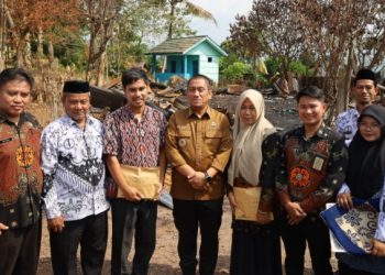 Bupati Luwu Timur, Irwan Bachri Syam bersama sejumlah pengurus PGRI Lutim menyambangi korban kebakaran di SMPN 1 Wasuponda, Kamis 24 Juli 2025. (Foto: Warta Lutim)