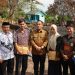 Bupati Luwu Timur, Irwan Bachri Syam bersama sejumlah pengurus PGRI Lutim menyambangi korban kebakaran di SMPN 1 Wasuponda, Kamis 24 Juli 2025. (Foto: Warta Lutim)