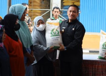 Bupati Luwu Timur, Irwan Bachri Syam melepas Penyaluran Bantuan Pangan (Beras) di Gudang Bulog Divre Maleku, Kecamatan Mangkutana, Selasa (22/07/2025). (Foto: Warta Lutim)