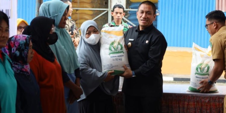 Bupati Luwu Timur, Irwan Bachri Syam melepas Penyaluran Bantuan Pangan (Beras) di Gudang Bulog Divre Maleku, Kecamatan Mangkutana, Selasa (22/07/2025). (Foto: Warta Lutim)