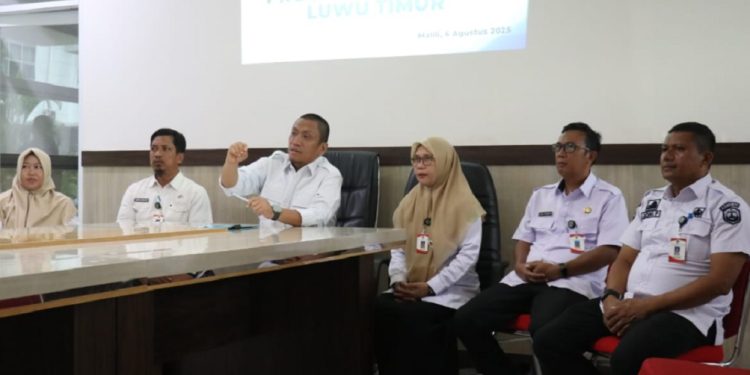Bupati Luwu Timur, Irwan Bachri Syam berbicara dalam konferensi pers peluncuran Program Beasiswa melalui Kartu Pintar di Ruang Bagian Kesejahteraan Rakyat (Kesra) Setdakab Lutim pada Rabu, 6 Agustus 2025.