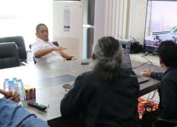 Bupati Luwu Timur, Irwan Bachri Syam menyimak presentase konsultan mengenai desain baru Islamic Centre, Jumat 4 JUli 2025. (Foto: Warta Lutim)