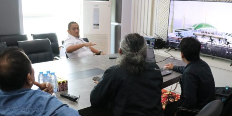 Bupati Luwu Timur, Irwan Bachri Syam menyimak presentase konsultan mengenai desain baru Islamic Centre, Jumat 4 JUli 2025. (Foto: Warta Lutim)