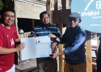 Kasatlantas Polres Luwu Timur, Iptu Agusnawan (paling kiri) menyerahkan hadiah kepada pemenang lomba domino antar wartawan, di Gardu Teduh, Malili, Rabu 20 Agustus 2025. (Foto: Humas Polres Lutim)
