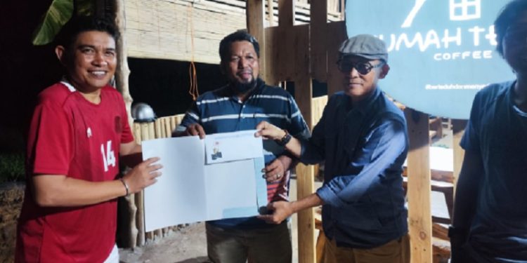 Kasatlantas Polres Luwu Timur, Iptu Agusnawan (paling kiri) menyerahkan hadiah kepada pemenang lomba domino antar wartawan, di Gardu Teduh, Malili, Rabu 20 Agustus 2025. (Foto: Humas Polres Lutim)
