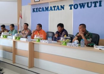 Bupati Luwu Timur Irwan Bachri Syam saat memimpin rapat koordinasi penanganan dampak kebocoran pipa PT Vale di Aula Kantor Camat Towuti, Kamis 28 Agustus 2025. (Foto: Jaeja.id)