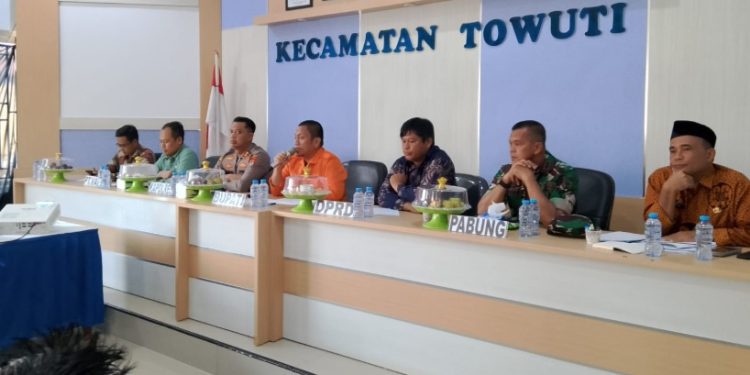 Bupati Luwu Timur Irwan Bachri Syam saat memimpin rapat koordinasi penanganan dampak kebocoran pipa PT Vale di Aula Kantor Camat Towuti, Kamis 28 Agustus 2025. (Foto: Jaeja.id)