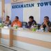 Bupati Luwu Timur Irwan Bachri Syam saat memimpin rapat koordinasi penanganan dampak kebocoran pipa PT Vale di Aula Kantor Camat Towuti, Kamis 28 Agustus 2025. (Foto: Jaeja.id)