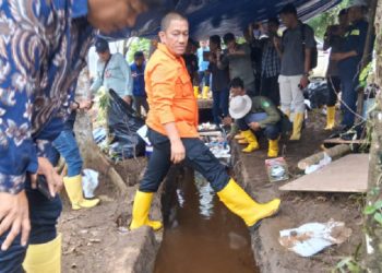 Bupati Irwan Bachri Syam meninjau lokasi kebocoran pipa minyak PT Vale Indonesia di Desa Lioka, Kecamatan Towuti, Kamis 28 Agustus 2025. (Foto: Jaeja.id)