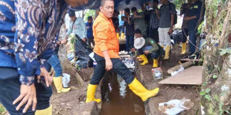 Bupati Irwan Bachri Syam meninjau lokasi kebocoran pipa minyak PT Vale Indonesia di Desa Lioka, Kecamatan Towuti, Kamis 28 Agustus 2025. (Foto: Jaeja.id)