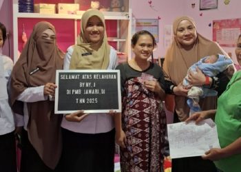 Tim dari Dinas Kependudukan dan Catatan Sipil Luwu Timur mengantar langsung dokumen atau akta kelahiran bayi yang baru lahir. (Foto: warta lutim)