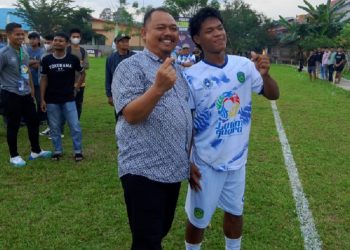 Anggota DPRD Luwu TImur dari Partai Nasdem, Muhammad Iwan foto bersama salah seorang pemain usai laga Perslutim vs Luwu Utara di Lapangan Mappedeceng, Masamba, Sabtu 19 Juli 2025. (Foto: jaeja.id)