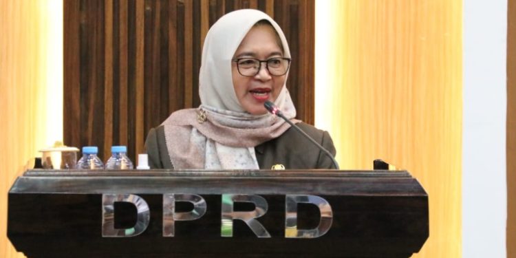 Wakil Bupati Luwu Timur, Puspawati Husler menyampaikan jawaban Bupati atas pandangan fraksi terhadap R-APBD Perubahan 2025, di Ruang Sidang Paripurna DPRD Luwu Timur, Rabu 30 Juli 2025. (Foto: Warta Lutim)