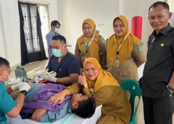 Wakil Ketua I DPRD Luwu Timur, Jihadin Peruge atau yang karib disapa Lau Jiha menghadiri khitanan massal yang digelar FMTB di Towuti, Selasa 1 Juli 2025.