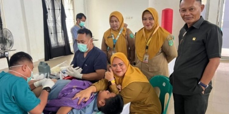 Wakil Ketua I DPRD Luwu Timur, Jihadin Peruge atau yang karib disapa Lau Jiha menghadiri khitanan massal yang digelar FMTB di Towuti, Selasa 1 Juli 2025.