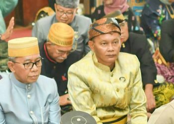 Wakil Ketua I DPRD Luwu Timur, Jihadin Paruge, saat menghadiri pengukuhan Andi Hatta Marakarma sebagai Mincara Malili di Kedatuan Luwu, Minggu 6 Juli 2025.