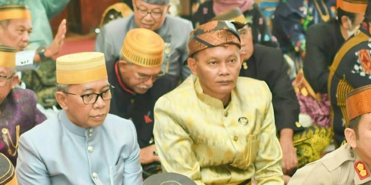 Wakil Ketua I DPRD Luwu Timur, Jihadin Paruge, saat menghadiri pengukuhan Andi Hatta Marakarma sebagai Mincara Malili di Kedatuan Luwu, Minggu 6 Juli 2025.