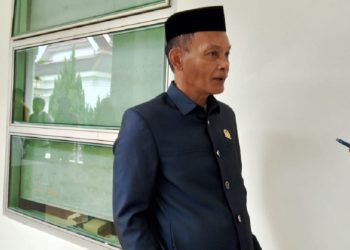 Wakil Ketua I DPRD Luwu Timur, Jihadin Paruge, menjawab pertanyaan wartawan usai menghadiri pelantikan pejabat Pemkab Lutim, Senin 7 Juli 2025. (Foto: jaeja.id)