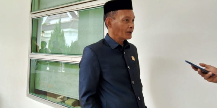 Wakil Ketua I DPRD Luwu Timur, Jihadin Paruge, menjawab pertanyaan wartawan usai menghadiri pelantikan pejabat Pemkab Lutim, Senin 7 Juli 2025. (Foto: jaeja.id)