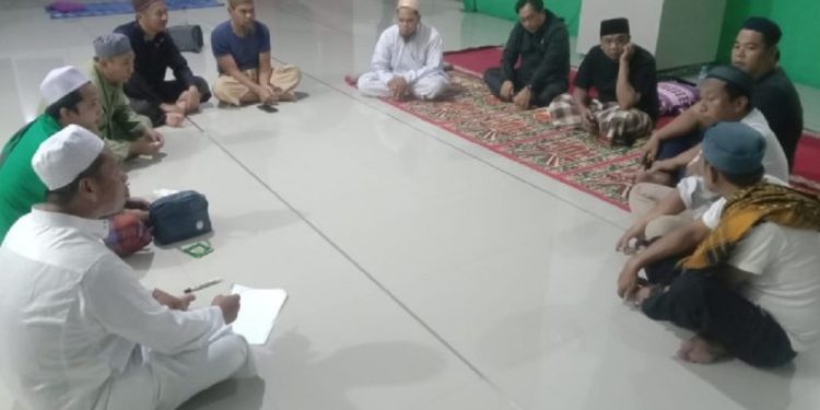 Pimpinan dan pegawai Sekretariat DPRD Luwu Timur ikut bimbingan rohani di Masjid Ali Husain, Angkona, 4-6 Juli 2025. (Foto: DPRD Lutim)