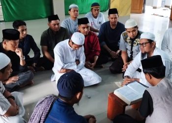 Plt Kepala Dinas Kominfo-SP Lutim, Muhammad Safaat DP bersama sejumlah stafnya mengikuti khuruj dakwah di Masjid Nurul Huda, Desa Wonorejo Timur, Kecamatan Mangkutana, 4-6 Juli 2025. (Foto: Warta Lutim)