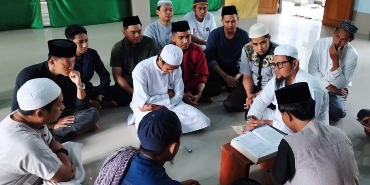 Plt Kepala Dinas Kominfo-SP Lutim, Muhammad Safaat DP bersama sejumlah stafnya mengikuti khuruj dakwah di Masjid Nurul Huda, Desa Wonorejo Timur, Kecamatan Mangkutana, 4-6 Juli 2025. (Foto: Warta Lutim)
