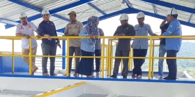 Sejumlah anggota DPRD Luwu TImur meninjau instalasi air Perumdam Waemami, Selasa 29 Juli 2025. (Foto: FB Sarkawi A Hamid)