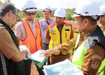 Bupati Luwu Timur, Irwan Bachri Syam meninjau progres pembangunan Labkesmas Malili, Selasa (05/08/2025). (Foto: Warta Lutim)