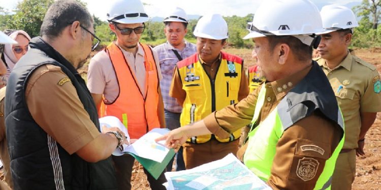 Bupati Luwu Timur, Irwan Bachri Syam meninjau progres pembangunan Labkesmas Malili, Selasa (05/08/2025). (Foto: Warta Lutim)