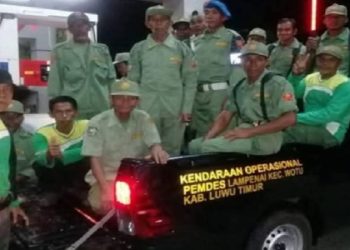 Linmas Desa Lampenai turun patroli sebagai tindak lanjut pembatasan jam malam pelajar, Sabtu 26 Juli 2025. (Foto: FB Enal Rhontok)