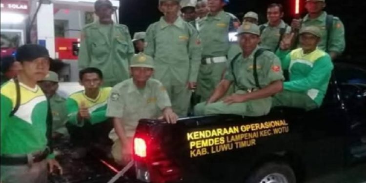 Linmas Desa Lampenai turun patroli sebagai tindak lanjut pembatasan jam malam pelajar, Sabtu 26 Juli 2025. (Foto: FB Enal Rhontok)