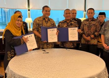 Pemkab Luwu Timur, UMI Makassar, dan USIM Malaysia menandatangani Letter of Intent di Kuala Lumpur, Malaysia, Senin 28 Juli 2025, untuk mendirikan Sekolah Unggulan Pintar Berbakat di Lutim. (Foto: Warta Lutim)